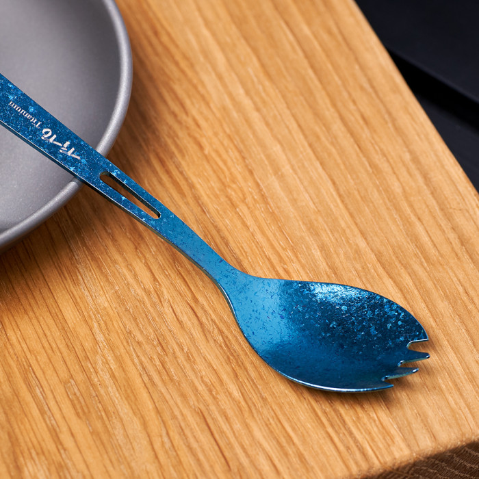 Ложка-виделка з відкривачкою для пляшок титанова TiTo Titanium блакитна 