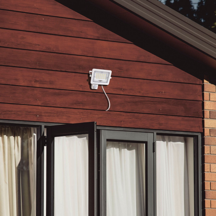 Прожектор VIDEX 10W 5000K з датчиком руху та освітлення 220V White (VL-F2e-105W-S) 