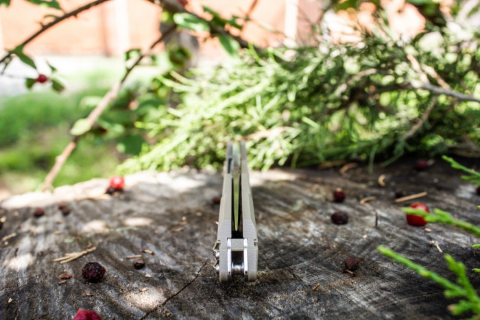 Ніж Ruike P138 (бежевий) 