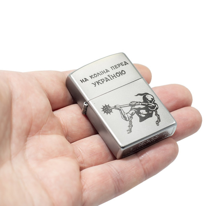 Запальничка Zippo 205 HK На коліна перед Україною 