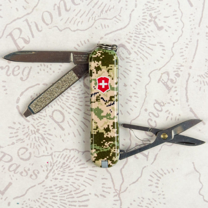Складаний ніж Victorinox CLASSIC SD ARMY Піксель з черв. Лого 0.6223.3.W3941pw