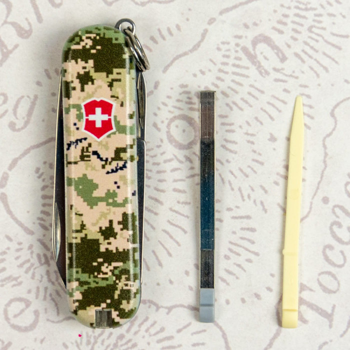Складаний ніж Victorinox CLASSIC SD ARMY Піксель з черв. Лого 0.6223.3.W3941pw