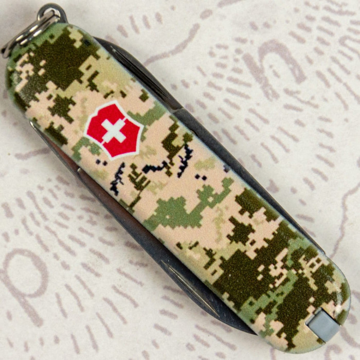 Складаний ніж Victorinox CLASSIC SD ARMY Піксель з черв. Лого 0.6223.3.W3941pw