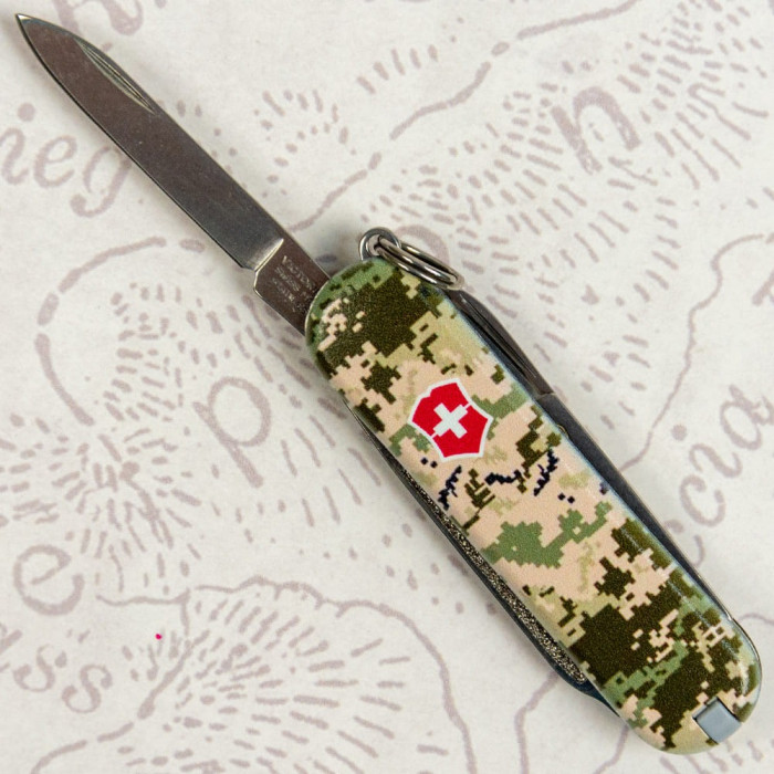 Складаний ніж Victorinox CLASSIC SD ARMY Піксель з черв. Лого 0.6223.3.W3941pw
