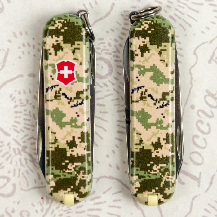 Складаний ніж Victorinox CLASSIC SD ARMY Піксель з черв. Лого 0.6223.3.W3941pw