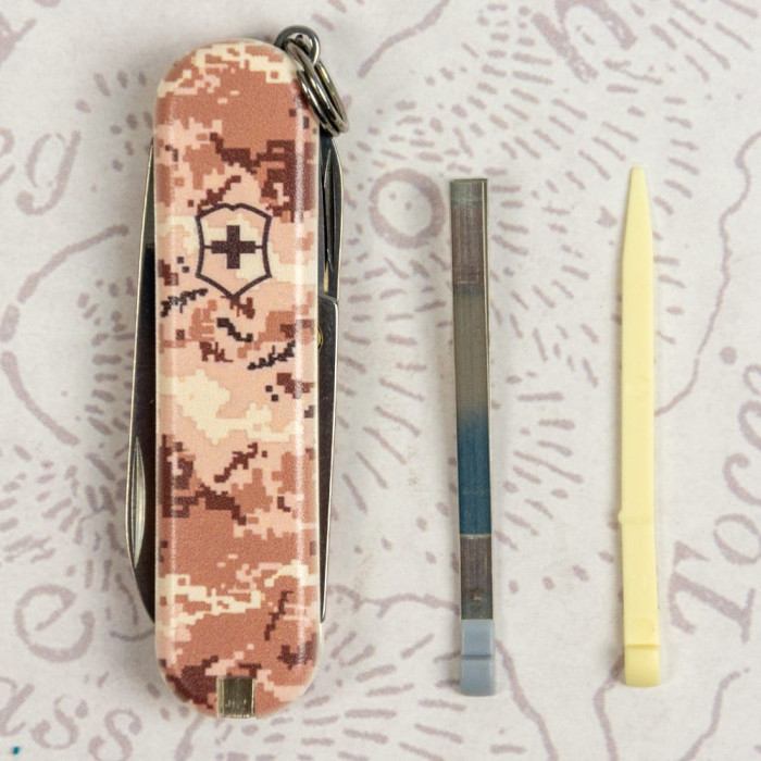 Складаний ніж Victorinox CLASSIC SD ARMY Піксель пісочний 0.6223.7.W3944pw