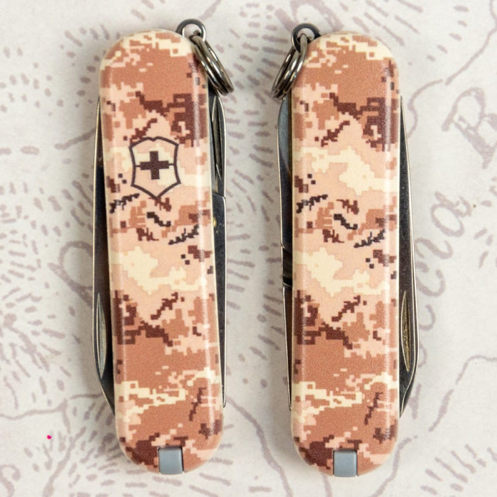 Складаний ніж Victorinox CLASSIC SD ARMY Піксель пісочний 0.6223.7.W3944pw