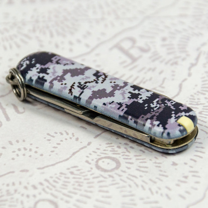 Складаний ніж Victorinox CLASSIC SD ARMY Піксель синій з черв. Лого 0.6223.3.W3943pw