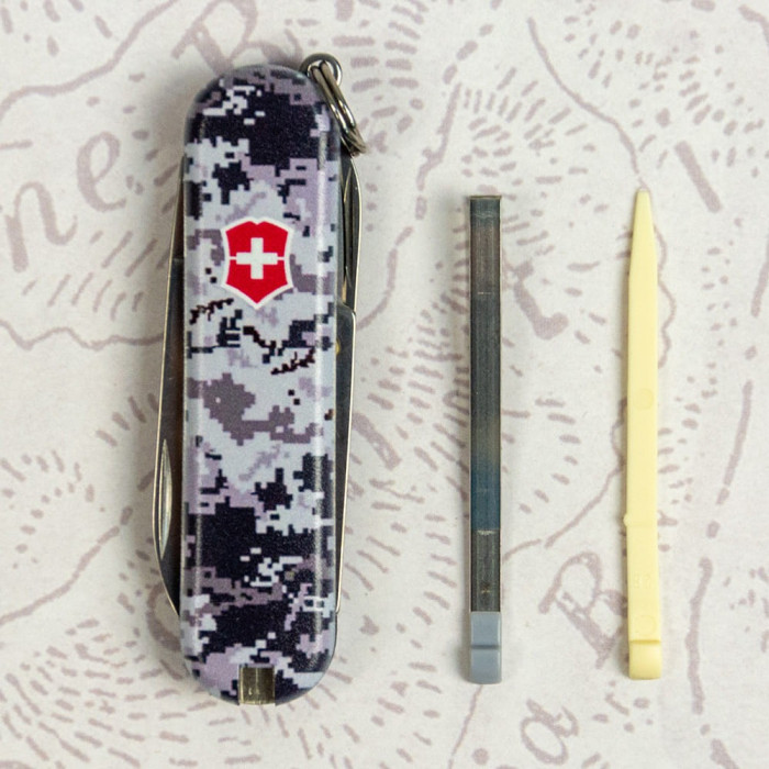 Складаний ніж Victorinox CLASSIC SD ARMY Піксель синій з черв. Лого 0.6223.3.W3943pw