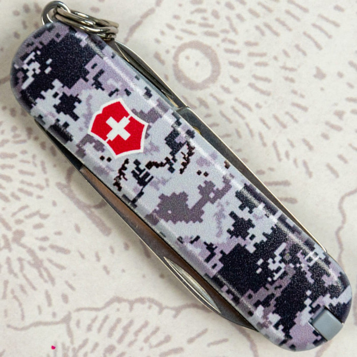 Складаний ніж Victorinox CLASSIC SD ARMY Піксель синій з черв. Лого 0.6223.3.W3943pw