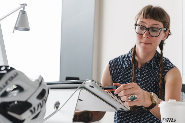 Мигалка задня Knog Plus Rear 20 Lumens Translucent 