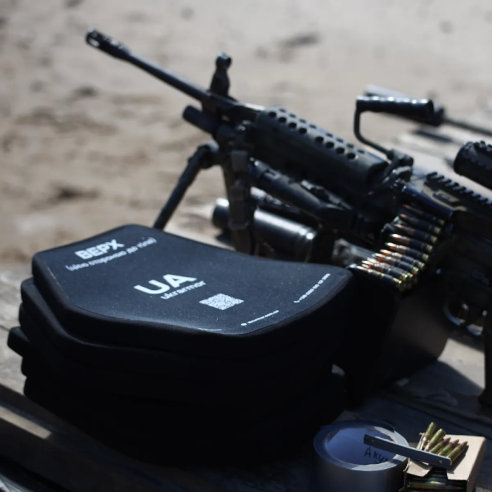 Надлегкі бронеплити 3-го класу. Вага 1.56 кг. Розмір L 