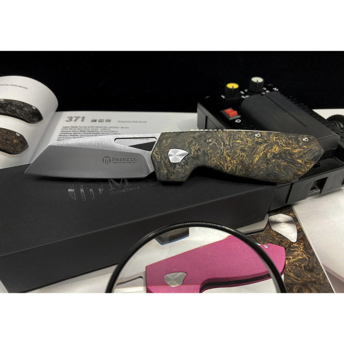 Ніж Maserin W2, M390, fat carbon, чорно-золотистий 