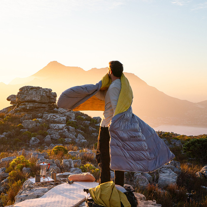 Спальник з натуральним пухом Naturehike CW400 NH18C400-D, p-р M, жовто-сірий 