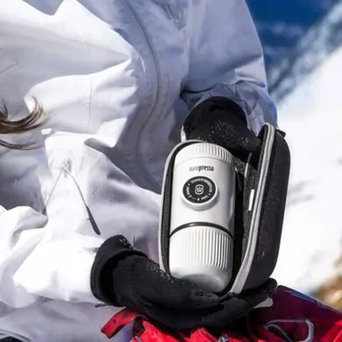 Портативна еспресо-кавоварка Wacaco Nanopresso біла з чохлом, механічна, для меленої кави 