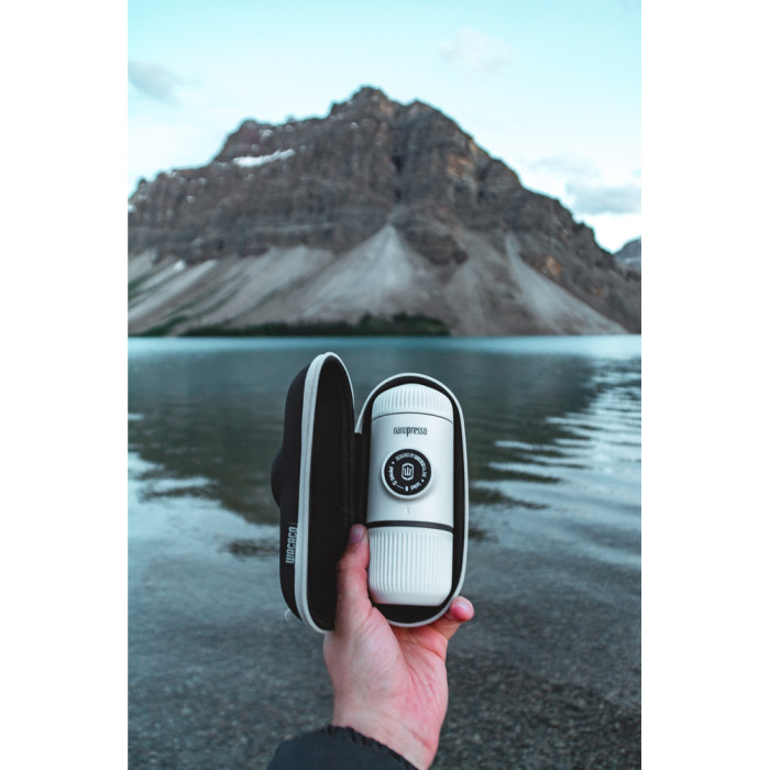 Портативна еспресо-кавоварка Wacaco Nanopresso біла з чохлом, механічна, для меленої кави 