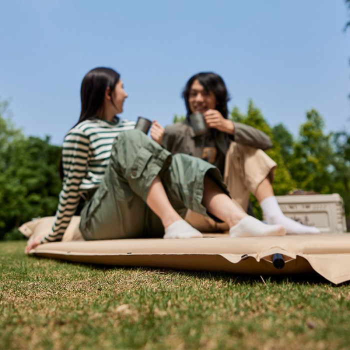 Килимок самонадувний двомісний з подушкою Naturehike CNK2300DZ014, 30 мм, бежевий 