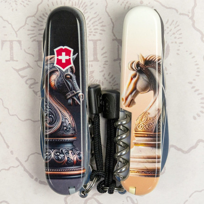 Складаний ніж Victorinox HUNTSMAN ZODIAC Шаховий кінь 1.3713.3.Z5310pk 