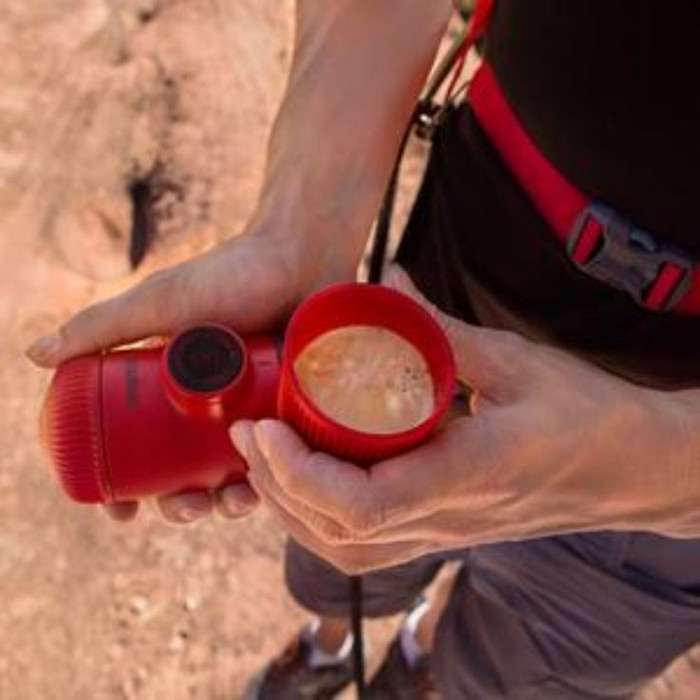 Портативна еспресо-кавоварка Wacaco Nanopresso червона з чохлом, механічна, для меленої кави 