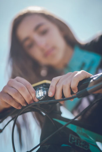 Передня велофара Lezyne FEMTO USB DRIVE FRONT блакитний 15 люменів Y13 