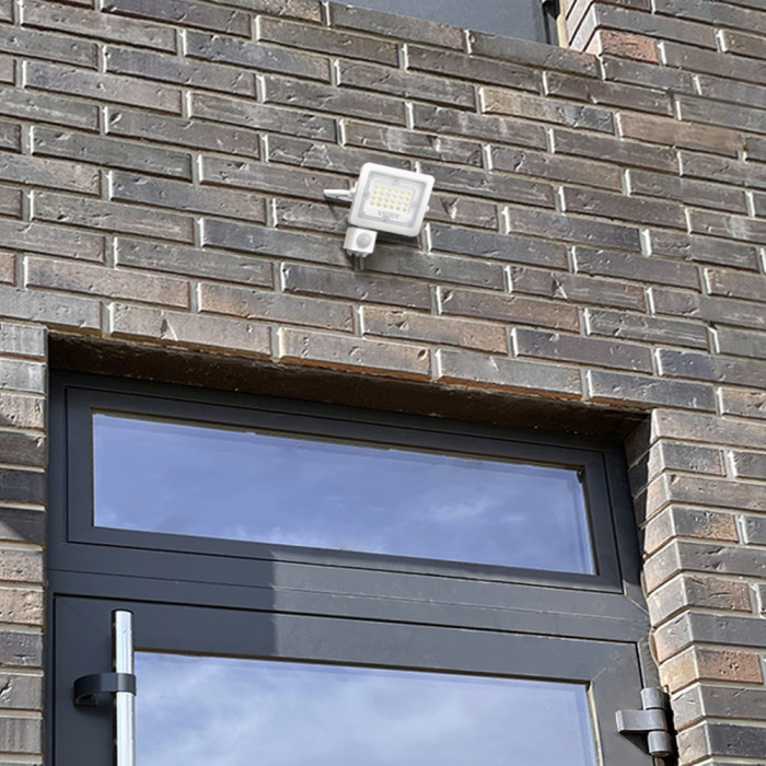 Прожектор VIDEX 20W 5000K с датчиком движения и освещения 220V White (VL-F2e-205W-S)  