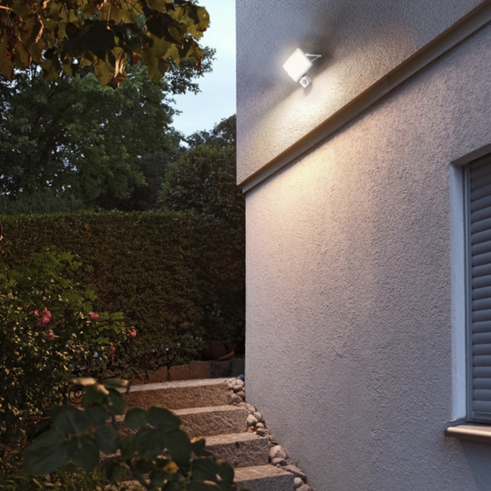 Прожектор VIDEX 30W 5000K с датчиком движения и освещения 220V White (VL-F2e-305W-S)  