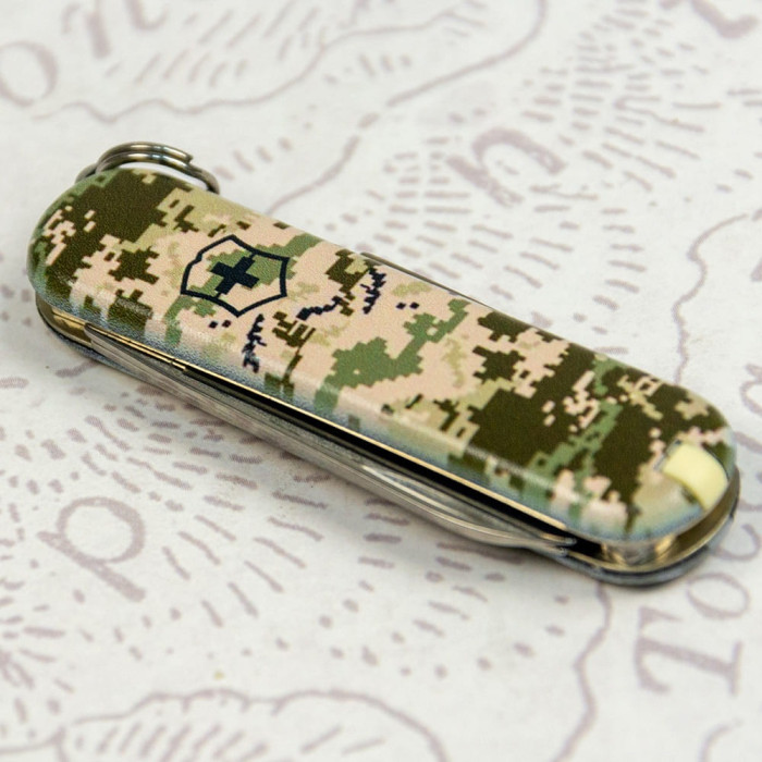 Складной нож Victorinox CLASSIC SD ARMY Пиксель 0.6223.3.W3940pw  