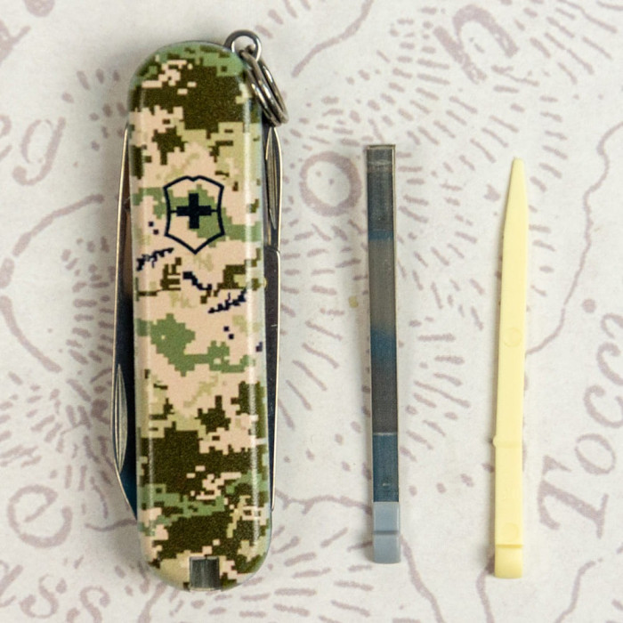 Складной нож Victorinox CLASSIC SD ARMY Пиксель 0.6223.3.W3940pw  