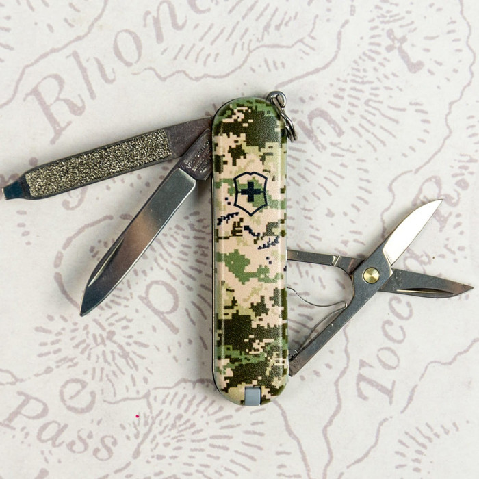 Складной нож Victorinox CLASSIC SD ARMY Пиксель 0.6223.3.W3940pw  