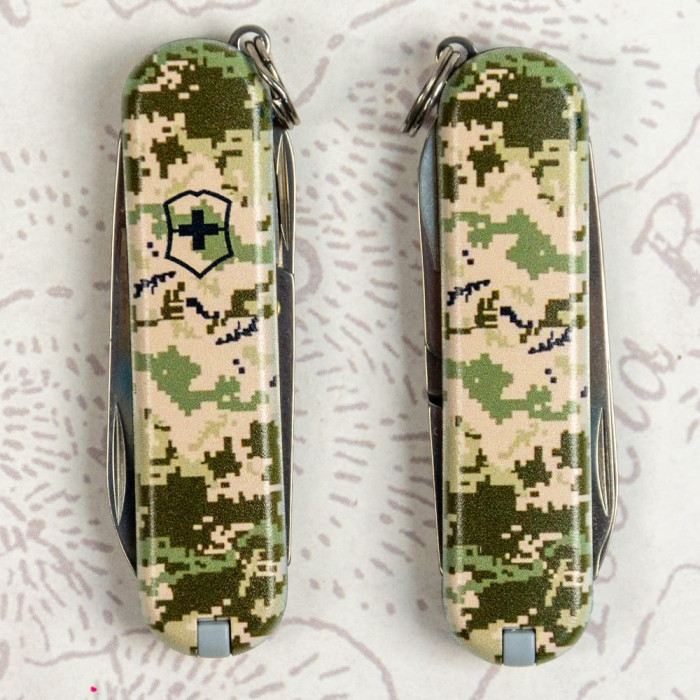 Складной нож Victorinox CLASSIC SD ARMY Пиксель 0.6223.3.W3940pw  