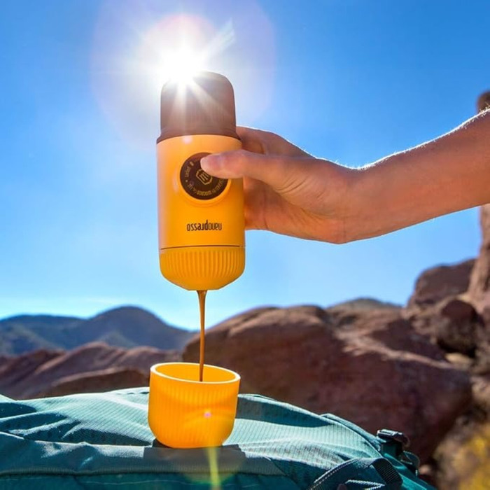 Портативная эспрессо-кофеварка Wacaco Nanopresso желтая, механическая, для молотого кофе  