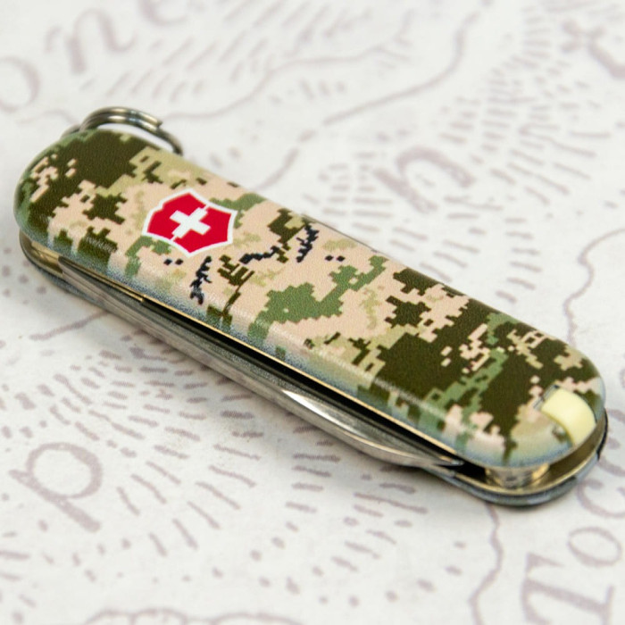 Складной нож Victorinox CLASSIC SD ARMY Пиксель с красн Лого 0.6223.3.W3941pw  