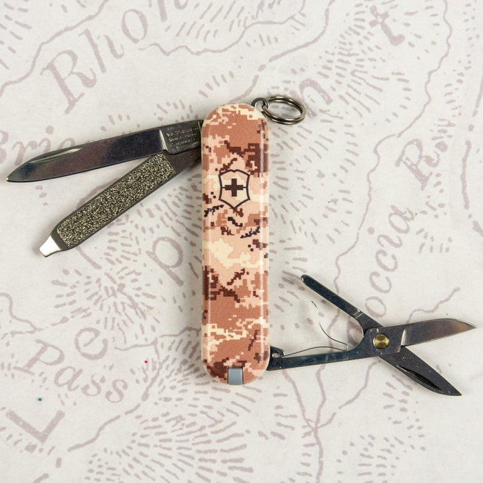 Складной нож Victorinox CLASSIC SD ARMY Пиксель песочный 0.6223.7.W3944pw  