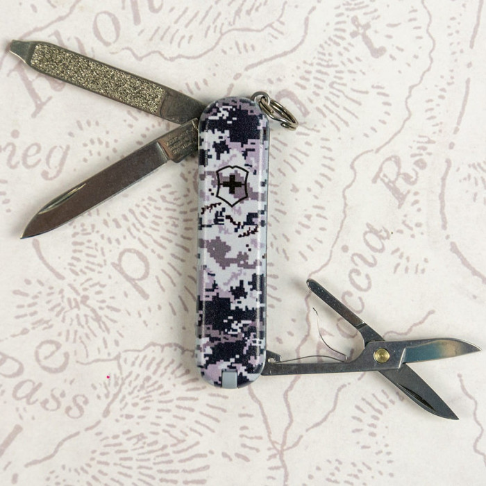 Складной нож Victorinox CLASSIC SD ARMY Пиксель синий 0.6223.3.W3942pw  