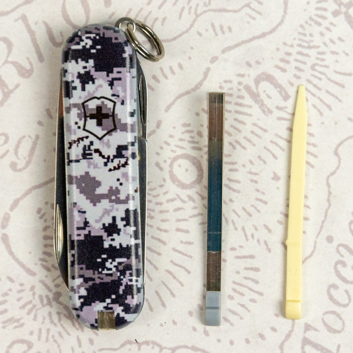 Складной нож Victorinox CLASSIC SD ARMY Пиксель синий 0.6223.3.W3942pw  