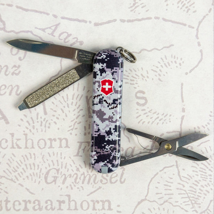 Складной нож Victorinox CLASSIC SD ARMY Пиксель синий с красн Лого 0.6223.3.W3943pw  
