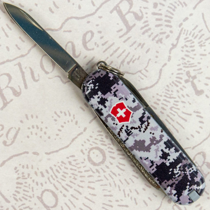 Складной нож Victorinox CLASSIC SD ARMY Пиксель синий с красн Лого 0.6223.3.W3943pw  