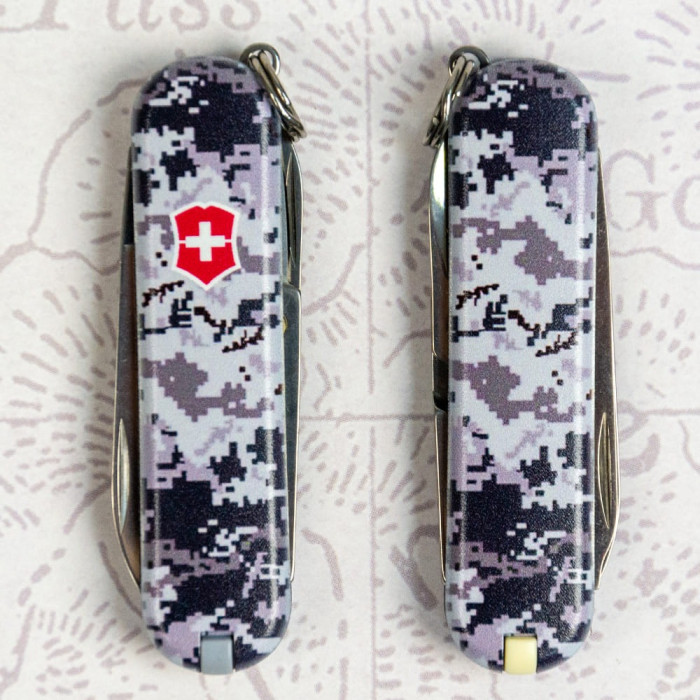 Складной нож Victorinox CLASSIC SD ARMY Пиксель синий с красн Лого 0.6223.3.W3943pw  