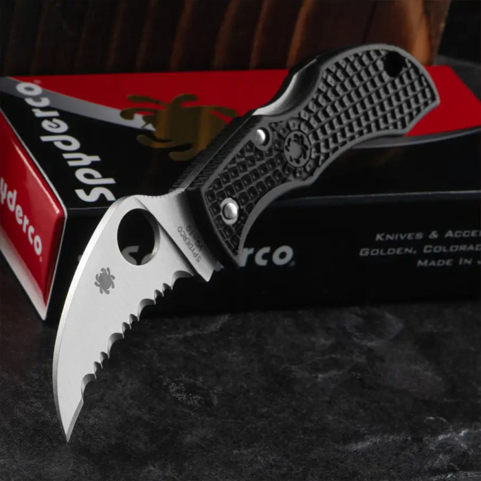Нож Spyderco Manbug Hawkbill, VG-10, FRN black  