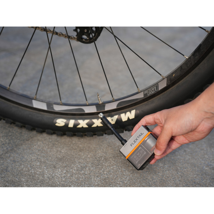 Велосипедный мини насос-задняя фара Flextail Tiny Tire Pump ACS, черный  