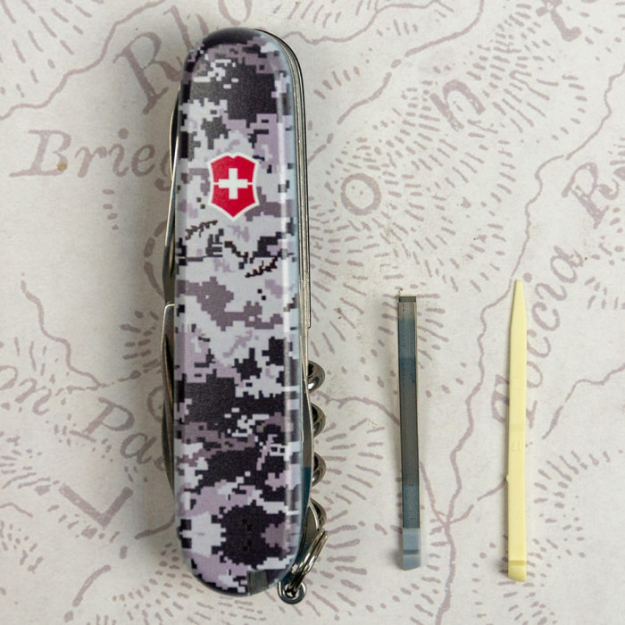 Складной нож Victorinox HUNTSMAN ARMY Пиксель синий с красн Лого 1.3713.3.W3943p  