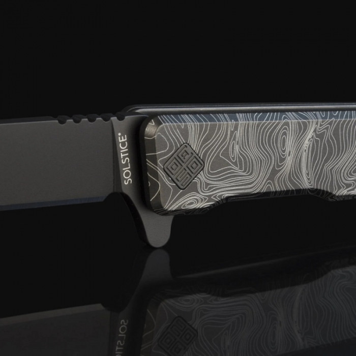 Нож Ocaso Solstice, Engraved titanium Topo Pattern, Black  
