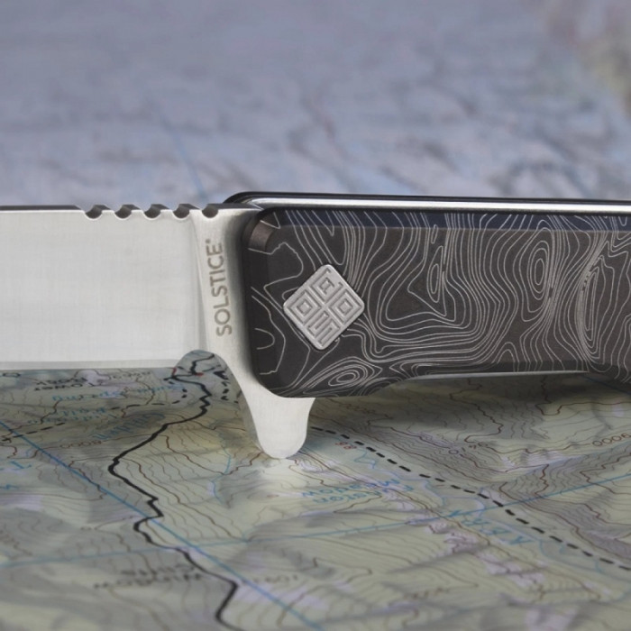 Нож Ocaso Solstice, Engraved titanium, Topo Pattern, Satin  
