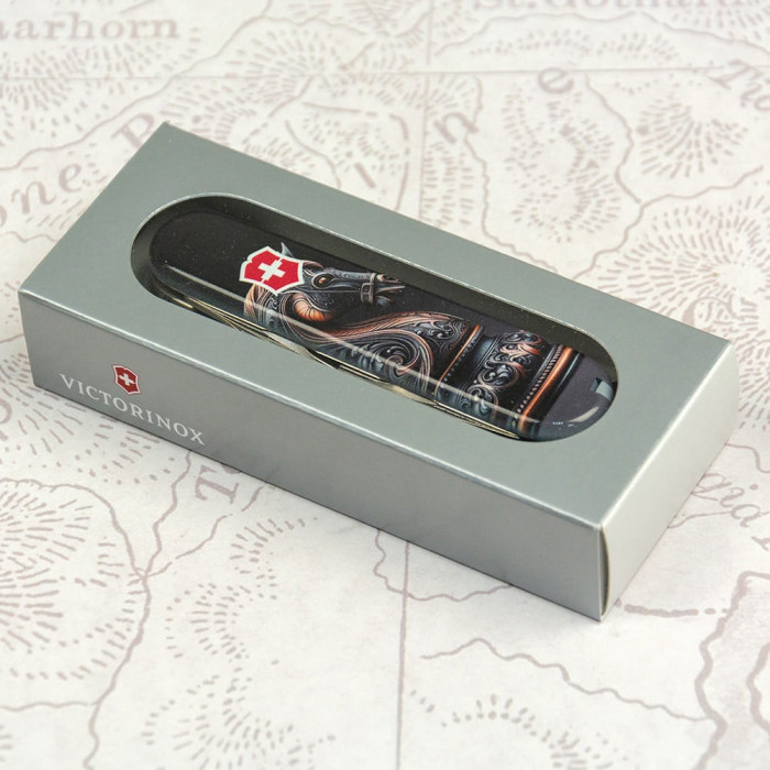 Складной нож Victorinox HUNTSMAN ZODIAC Шахматный конь 1.3713.3.Z5310pk  