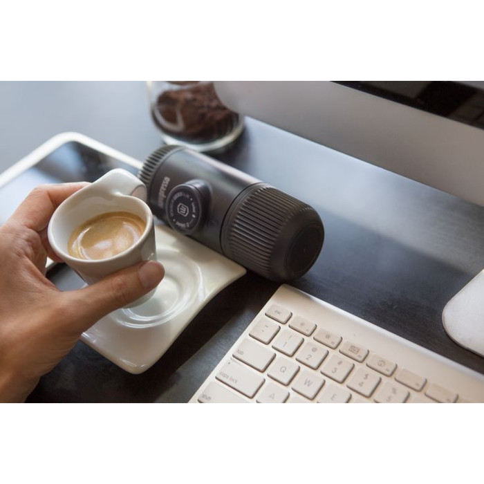 Портативная эспрессо-кофеварка Wacaco Nanopresso серая, механическая, для молотого кофе  