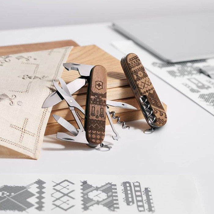 Складной нож Victorinox COMPANION Wood Swiss Spirit LE 2023 1.3901.63L23  